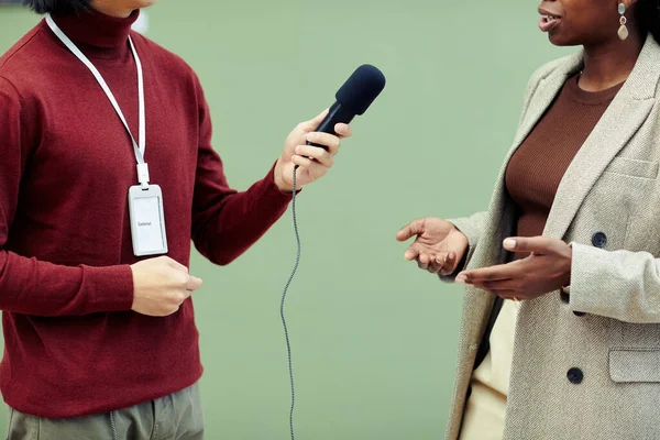 Średni Odcinek Młodego Galerzysty Trzymającego Mikrofon Podczas Wywiadu Afro Amerykańską — Zdjęcie stockowe
