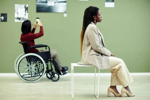 Joven Irreconocible Con Discapacidad Mujer Negra Visitando Exposición Fotografía Contemporánea —  Fotos de Stock