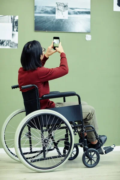 Onherkenbare Aziatische Man Met Een Handicap Bezoekt Tentoonstelling Moderne Kunstgalerie — Stockfoto