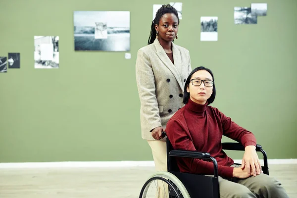 Stylová Mladá Černoška Její Asijský Přítel Zdravotním Postižením Invalidním Vozíku — Stock fotografie