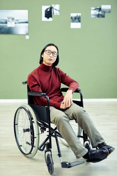 Portret Van Knappe Jonge Aziatische Man Met Een Handicap Een — Stockfoto