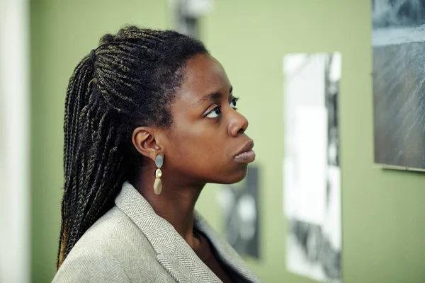 Close Portret Van Attente Aantrekkelijke Jonge Zwarte Vrouw Met Afro — Stockfoto