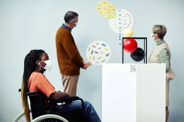Young African American Woman Disability Wearing Mask Face Visiting Contemporary — Stock Photo, Image