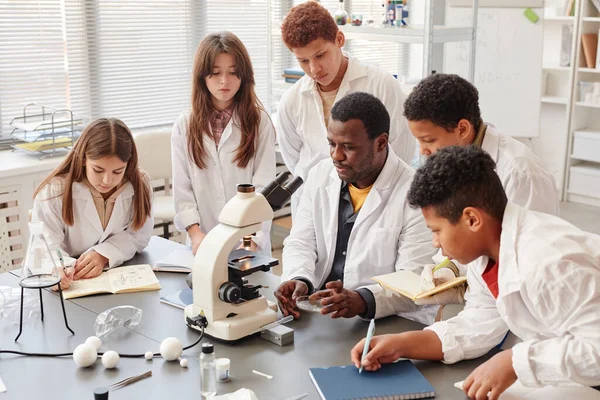 Портрет Різноманітної Групи Дітей Які Проводять Експерименти Вчителем Лабораторії Хімії — стокове фото