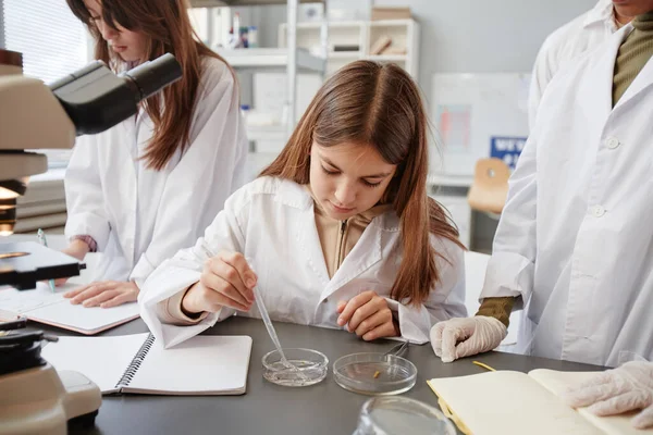 Vorderseite Porträt Eines Jungen Mädchens Bei Experimenten Chemielabor Der Schule — Stockfoto