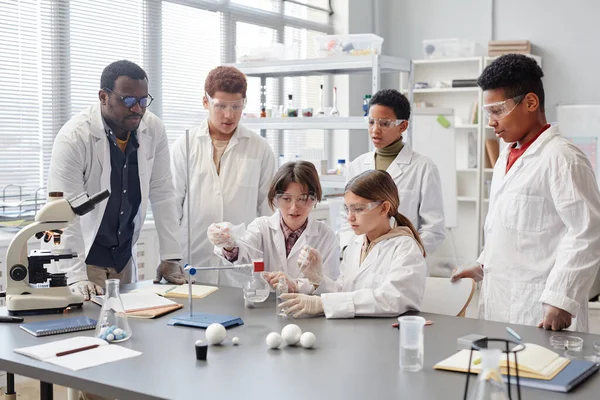 Велика Група Різноманітних Дітей Які Носять Лабораторні Пальто Хімічному Класі — стокове фото