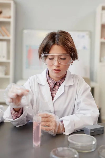 可爱女孩在化学课上享受科学实验 身穿防护服的纵向肖像 — 图库照片