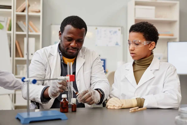 Портрет Афроамериканського Вчителя Демонструє Експерименти Лабораторії Хімії — стокове фото