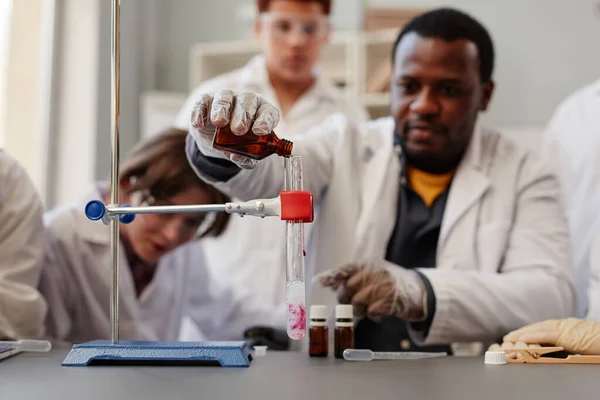 Завершення Афроамериканського Вчителя Демонструє Наукові Експерименти Лабораторії Хімії Копіювання Простору — стокове фото