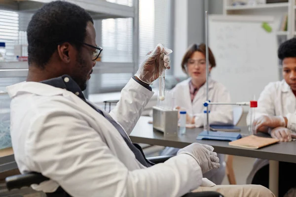 Seitenansicht Eines Afroamerikanischen Naturwissenschaftlers Mit Reagenzglas Während Einer Gruppe Von — Stockfoto