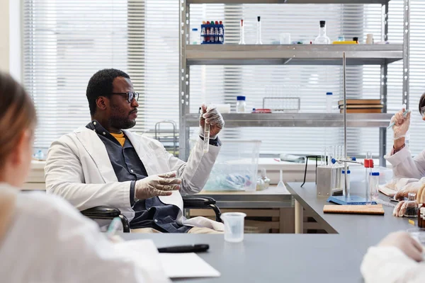 Portrait Professeur Science Afro Américain Tenant Tube Essai Tout Démontrant — Photo