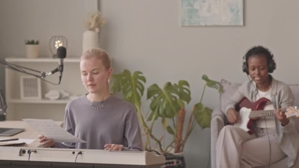 Medium Slowmo Young Multiethnic Female Music Duet Nacvičování Nové Písně — Stock video