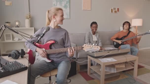 Slowmo Unga Glada Multietniskt Musikband Som Spelar Och Bas Gitarr — Stockvideo