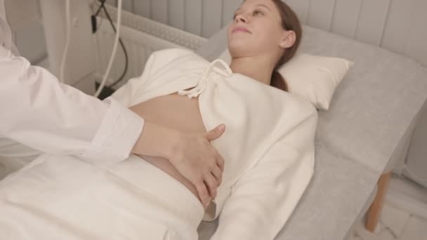 Nad Spowolnieniem Młodej Białej Kobiety Ciąży Leżącej Kanapie Lekarskiej Gabinecie — Wideo stockowe