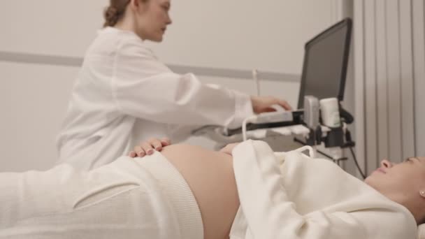 Genç Kadın Jinekolog Klinikteki Kanepede Yatan Hamile Bir Kadın Için — Stok video