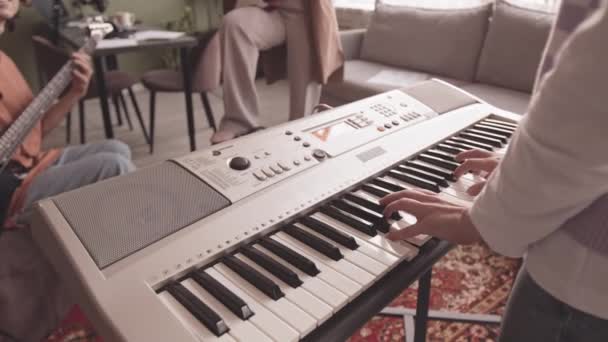 Слоумо Молодой Разноплановой Музыкальной Группы Трех Человек Репетирует Домашней Студии — стоковое видео