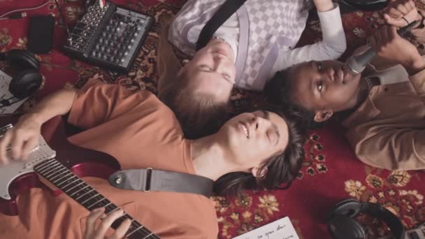 从上至下 不同的天才Z乐队在古老的红地毯上表演着歌曲 年轻的非洲裔美国妇女用麦克风唱歌 而白人夫妇用电吉他和低音吉他手 — 图库视频影像