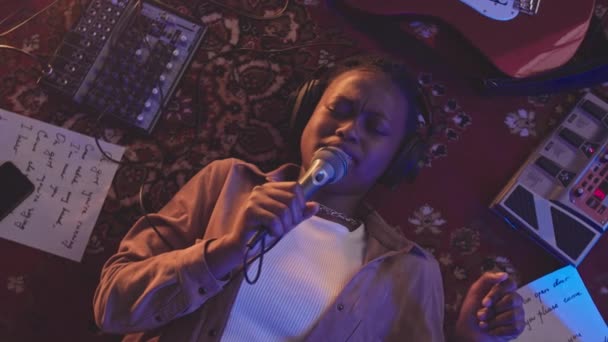 Από Πάνω Μεσαίου Slowmo Της Νεαρής Μαύρης Γυναίκας Ακουστικά Τραγούδι — Αρχείο Βίντεο