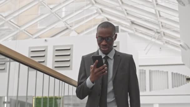Mediale Langsamkeit Junger Selbstbewusster Afroamerikaner Formaler Kleidung Und Brille Die — Stockvideo