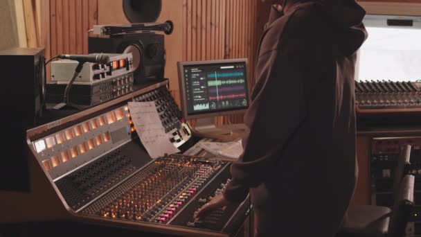 Ralentissement Moyen Productrice Musique Biracial Dans Sweat Capuche Surdimensionné Des — Video