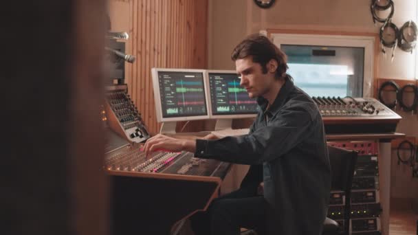 Profesyonel Kayıt Stüdyosunda Müzik Ekipmanıyla Masada Oturan Ses Panosu Üzerinde — Stok video