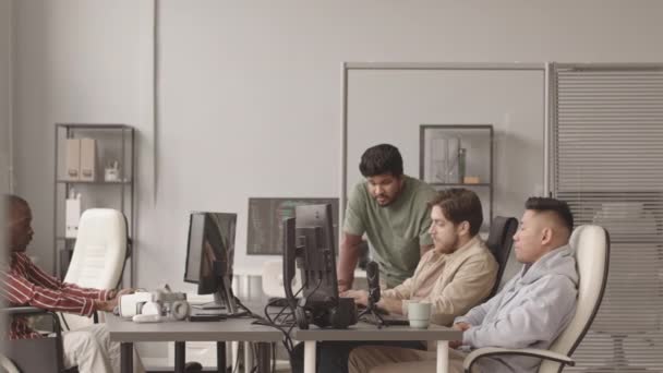Modern Ofiste Bilgisayar Monitörleri Ile Donatılmış Dört Bilgisayar Oyunu Yazılım — Stok video