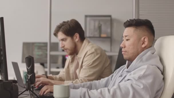 Modern Ofiste Birlikte Çalışan Bilgisayarlardaki Programlama Kodlamayı Geliştiren Iki Farklı — Stok video