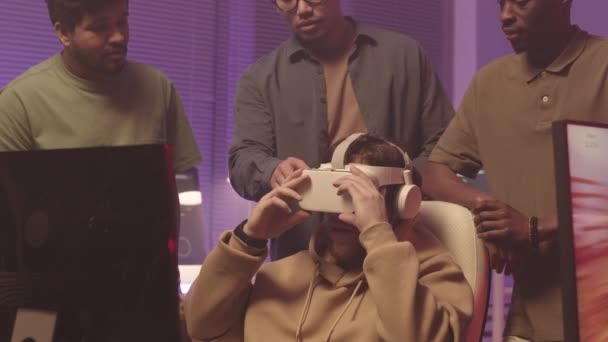 Lentidão Média Homem Vestindo Fones Ouvido Enquanto Experimenta Jogos Realidade — Vídeo de Stock