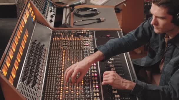 Profesyonel Müzik Stüdyosunda Ses Ayarlaması Yaparken Ciddi Genç Erkek Müzik — Stok video
