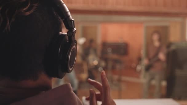 Kulaklıklı Müzik Yapımcısının Dikiz Aynasından Müzik Stüdyosunda Rock Grubunun Yeni — Stok video