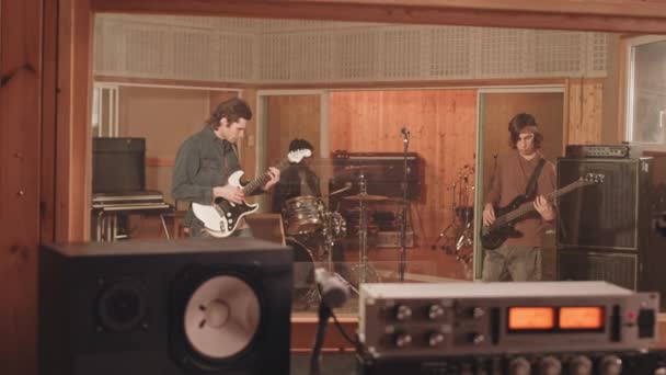 Slowmo Banda Rock Diversificada Tocando Instrumentos Música Durante Gravação Nova — Vídeo de Stock