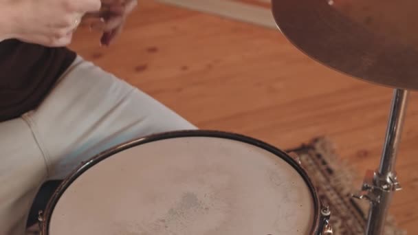 Pomalý Detailní Záběr Nerozpoznatelných Bubeníků Ruce Dřevěnými Tyčinkami Bubnování Beat — Stock video