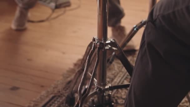 스튜디오에서 베이스 기타를 연주하면서 페달을 비트를 만들면서 열정적 연주자가 머리를 — 비디오