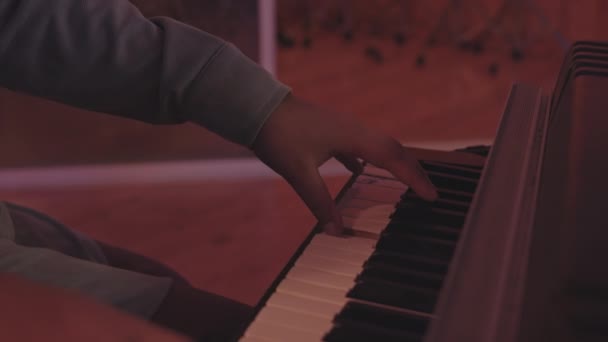 音乐会期间无法辨认的钢琴家手弹奏键盘的慢镜头 — 图库视频影像