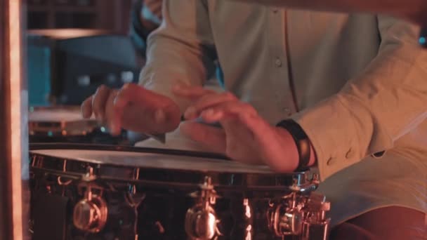 認識できないドラマーの遅いクローズアップ手ドラム上のビートをドラムにダークスタジオ — ストック動画