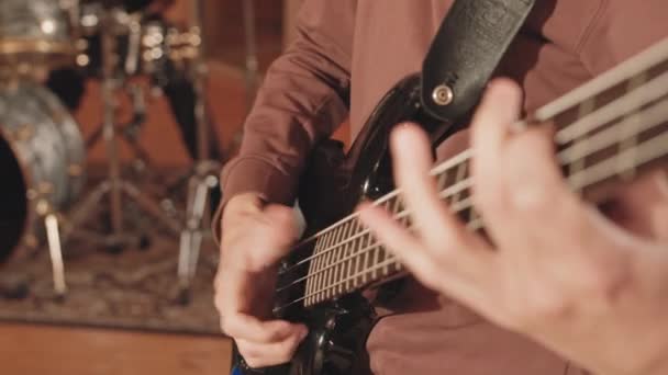 스튜디오에서 베이스 기타를 연주하는 무명의 음악가가 음악을 연주하는 느림보 — 비디오