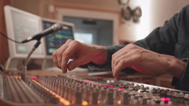 Stüdyoda Müzik Kaydetmeden Önce Sesleri Ayarlarken Profesyonel Karıştırma Konsolu Ses — Stok video