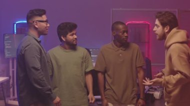 Neon ışıkları ve birçok bilgisayar monitörüyle karanlık odada kameraya poz veren neşeli oyun geliştiricilerinden oluşan orta yavaş bir takım.