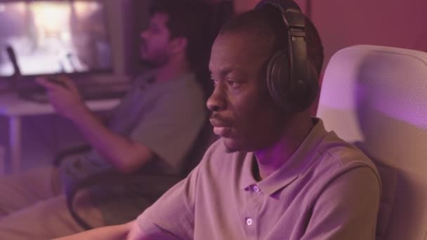 Nakloňte Pomalu Zaměřený Afroameričan Muž Sluchátkách Hraje Fps Videohry Herním — Stock video