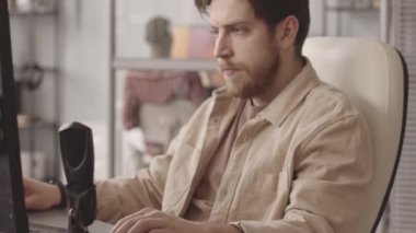 Afrika kökenli Amerikalı meslektaşı modern ofiste birlikte çalışırken ciddi video oyunu geliştiricilerinin yavaş yavaş bilgisayarda yeni bir oyun oynamaları.