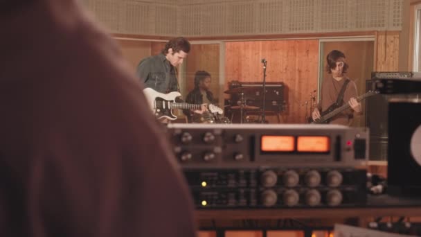 Profesyonel Müzik Stüdyosunda Şarkı Söylerken Müzik Çalan Çok Irklı Rock — Stok video