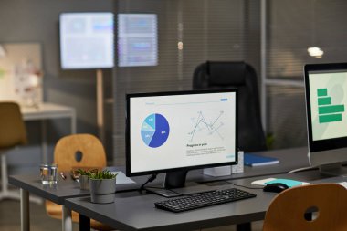 Ofiste pazarlama grafikleriyle bilgisayar monitörünün arkaplan resmi, kopyalama alanı
