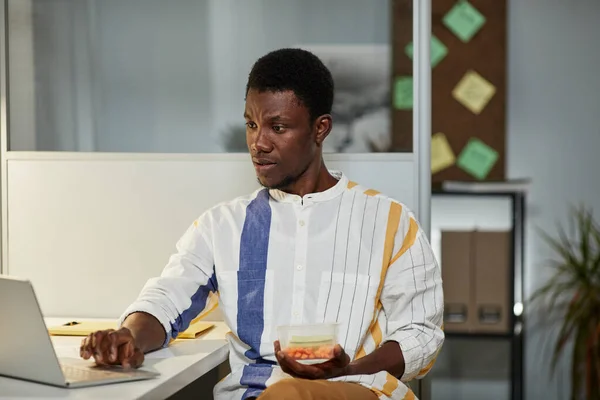 Porträt Eines Jungen Afroamerikanischen Mannes Mit Laptop Während Spät Büro — Stockfoto