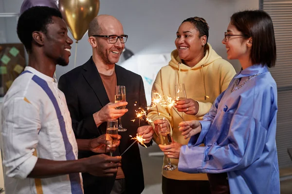 Ofiste Kutlama Yaparken Şampanya Içip Maytap Yakan Çeşitli Meslekdaşların Portresini — Stok fotoğraf