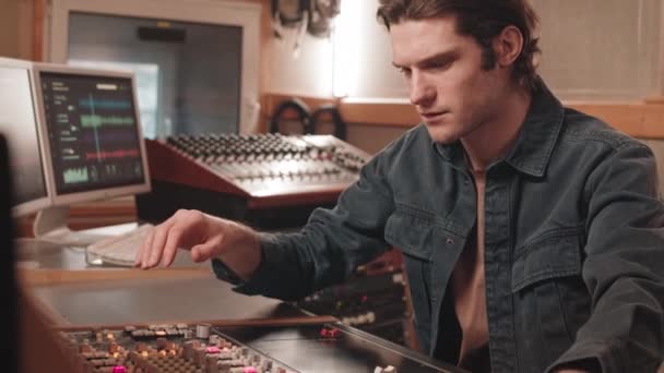 Kafkasyalı Bir Adam Kayıt Stüdyosundaki Müzik Ekipmanlarıyla Masada Oturmuş Karıştırma — Stok video