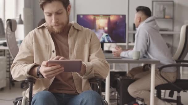 Incline Slow Retrato Desenvolvedor Jogos Vídeo Caucasiano Com Tablet Sentado — Vídeo de Stock