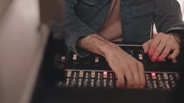 Müzik Kayıt Stüdyosunda Miksaj Konsoluyla Çalışırken Kulaklıklı Genç Beyaz Adamın — Stok video