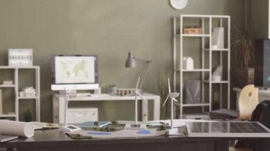 Alternatif enerji mühendisinin yeşil duvarlı ofisinde, ekranında dünya haritası olan bilgisayarda, rüzgar türbinlerinin modellerinde, güneş panelinde ve kağıt planlarında yavaşlayan kimse yok.