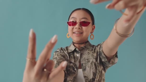 Cintura Até Slow Retrato Feliz Adolescente Asiática Óculos Moda Mostrando — Vídeo de Stock