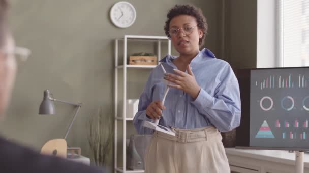 Fiatal Afro Amerikai Női Mérnök Közepes Lassulása Szélturbinás Modellel Kezében — Stock videók